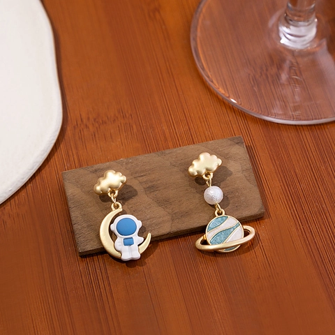 Asymmetrische Astronaut Planeten Mond Hängeohrringe Mit Silberohrringstecker Legierung Emaille Künstliche Perle Kawaii Weltraum Schmuck Damen