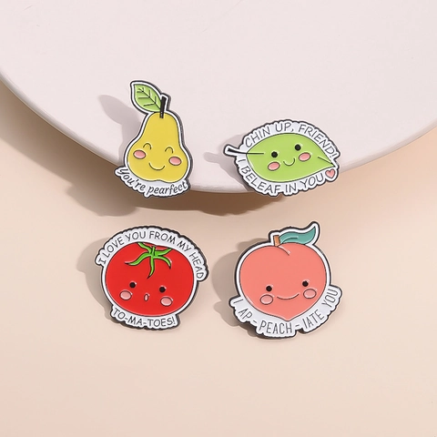 Süße Frucht Emaille Anstecknadel Cartoon Pfirsich Birne Tomate Blatt Zinklegierung Schmuck Kleidung Revers Dekoration Mode