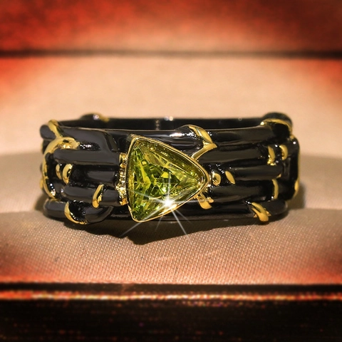 Vintage Gothic Black Gold Alloy Ring For Women Triangular Rhinestone Inlaid Fashion Punk Style Finger Ring Jewelry Gift
