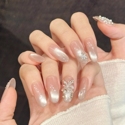 Handmade Press On Nails Nude Pink Cat Eye Gradient With Artificial Pearl Rhinestone Snowflake Charms Elegant Luxury Artificial Nails