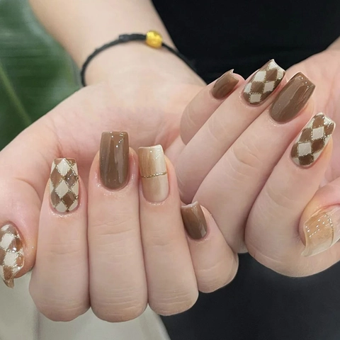 Glossy Caramel Brown Press On Nails Checkboard Pattern Square Short Artificial Fingernails Fashion
