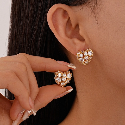 Herzförmige Zirkonia Ohrstecker Mit Silbernem Ohrringstecker Kupferbasis Elegante Glänzende Schmuckstücke Für Damen