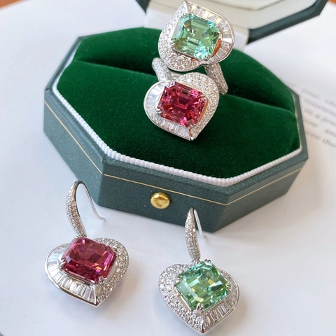 Luxus Herzform Strass Schmuckset Kupfer Kontrastfarbe Smaragdschliff Grün Rosa Stein Verstellbarer Offener Ring Ohrstecker Set Für Damen Bankett Party Zubehör