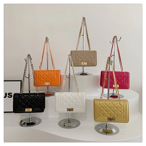 Damen Gesteppt PU Leder Umhängetasche Mode Kette Crossbody Kleine Quadratische Tasche Klappdeckel Metallschloss Handtasche