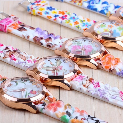 Blumenmuster Damen Quarzuhr Roségold Legierung Gehäuse Mode Lässige Analoge Armbanduhr Mit Silikonarmband Für Mädchen
