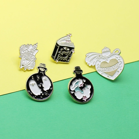 Libro de Magia Frasco de Poción Pin de Esmalte Aleación Broche Goteo de Aceite Insignia para Decoración de Ropa Bolso Regalo de Halloween Joyería