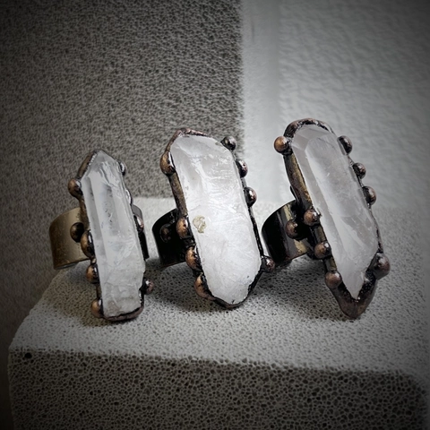 Vintage Natur Weiß Kristall Sechseckige Säule Rohstein Offener Ring Bronze Verstellbar Handgefertigt Bohemian Fingerring