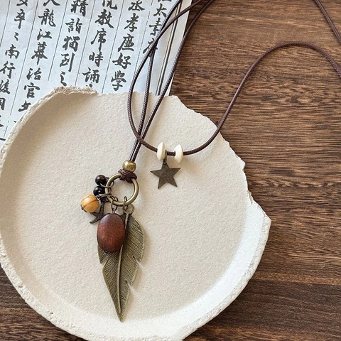 Bohemian Vintage Lange Ketting Dames Handgemaakte Houten Kralen Legering Veer Ster Hars Hanger Etnische Retro Halsketting