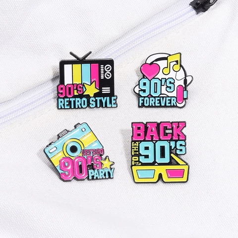 Broches de Esmalte Retro de los 90 Aleación de Zinc Vintage TV Cámara Auriculares Gafas Insignias Para Mochila Sombreros Joyería