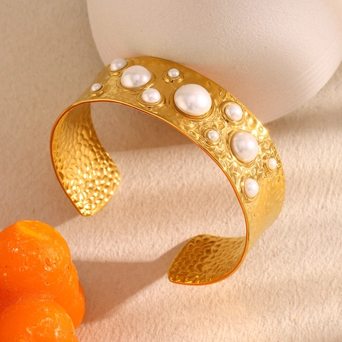 Gehamerd Roestvrijstalen Brede Manchetarmband Met Kunstparels 18K Verguld Open Armring Vintage Sieraden Voor Dames