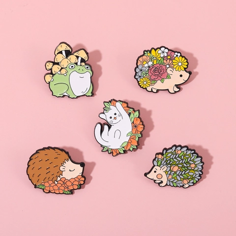 Simpatica Spilla in Smalto in Lega di Animali dei Cartoni Animati Rana Con Fungo Gatto Riccio Fiore Distintivo Gioiello Accessorio per Abbigliamento Borse Donna Bambini