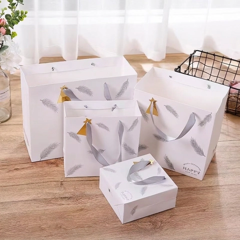 Weihnachts Und Neujahrs Geschenktüten Weiße Papphandtaschen Mit Federmuster Goldene Sternanhänger Graue Satinbandgriffe