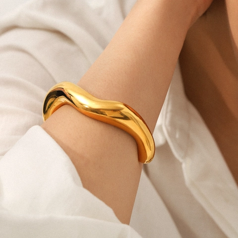 Irregulärer Wellenmanschetten Armreif Edelstahl Vergoldet Offenes Armband Minimalistischer Modeschmuck Für Frauen