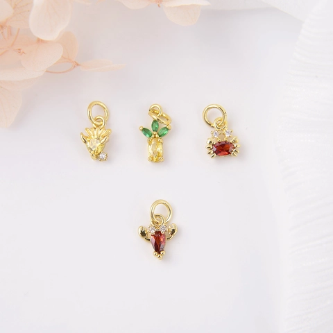 Mini Ciondoli Animali Frutta Ottone Placcato Oro 18K Micro Pave Zircone Pendenti Gioielli DIY Granchio Aragosta Ananas Drago