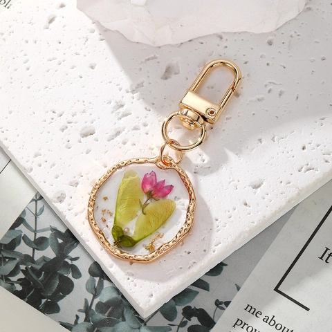 Handgemachte Echte Trockenblume Harz Schlüsselanhänger Gold Legierung Eiscreme Rund Pastoral Stil Tasche Anhänger Damen Schmuck