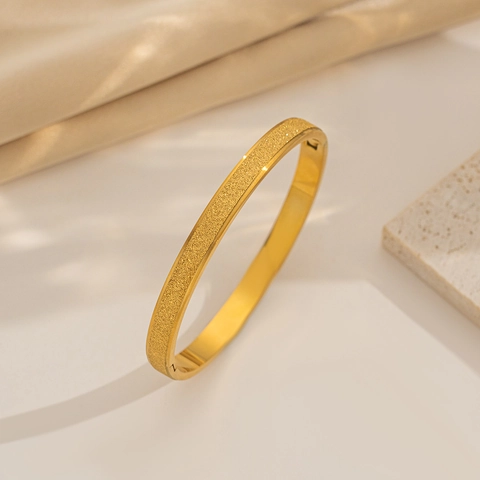 Bracciale Rigido Satinato In Acciaio Inossidabile Placcato Oro 18K Gioielli Minimalisti Per Donna