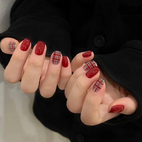 Unghie Finte A Pressione Rosse Lucide Design A Quadri Corte Arrotondate Stile Britannico Per Donne Uso Quotidiano