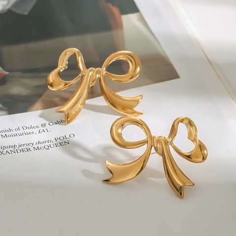 Goldene Bowknot-Ohrstecker aus Edelstahl für Damen Elegante Ohrringe mit Hohler Herzbandschleife für Party und Hochzeit