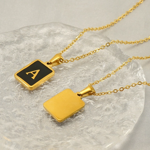Collana Iniziale Acciaio Inossidabile Placcato Oro 18K Pendente Rettangolare Smalto Nero Lettera Alfabeto Gioielli Per Donne
