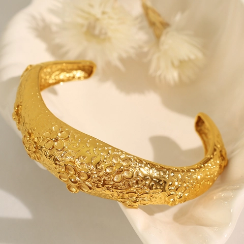 Bracciale Rigido Aperto in Acciaio Inossidabile Oro con Texture Lava Irregolare Donna Personalità alla Moda Gioielli
