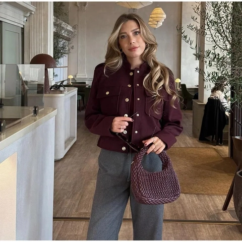 Chaqueta Corta Mujer Color Vino Textura Lana Cuello Alto Doble Botonadura Botones Metálicos Vintage Elegante Abrigo