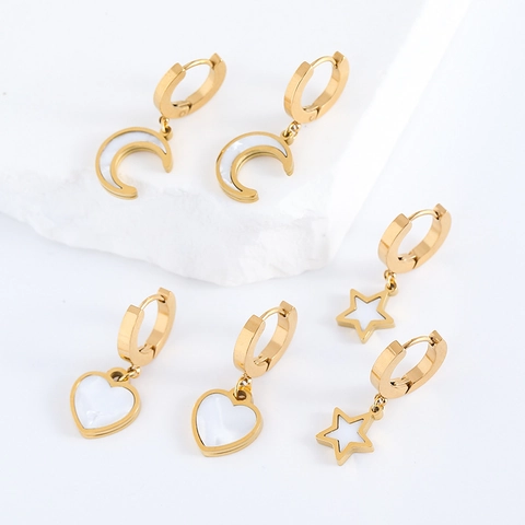 Orecchini Huggie Cuore Luna Stella Acciaio Inossidabile 304 Placcato Oro Con Intarsio Conchiglia Bianca Per Donne