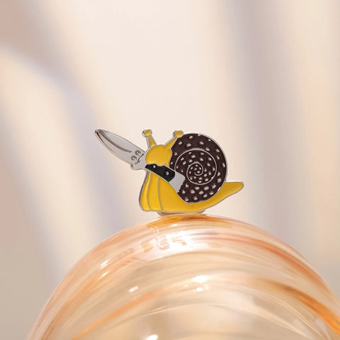 Divertente Spilla in Smalto a Forma di Lumaca con Coltello Creativa Spilla in Lega Animale Distintivo Gioiello Regalo per Zaino Vestiti