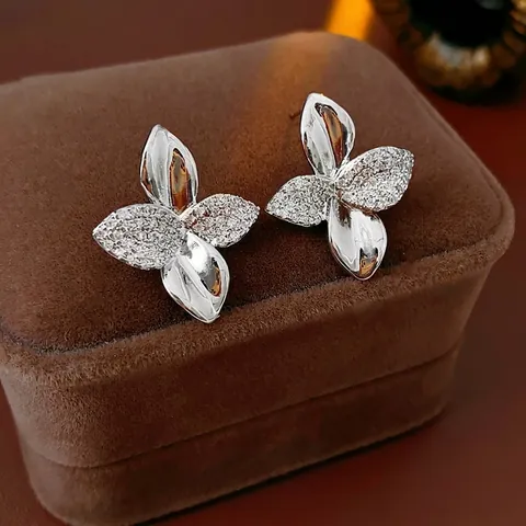 Zirkon Blumen Ohrstecker Mit Silber Ohrstecker Kupfer Poliert Pavé Blütenblatt Leicht Luxus Mode Elegant Damen