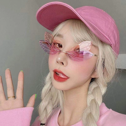 Lunettes de Soleil Personnalisées Ailes de Libellule pour Femmes Défilé de Mode Verres Dégradés Exagérés Sans Monture Monture en Métal UV400 Lunettes Tendances