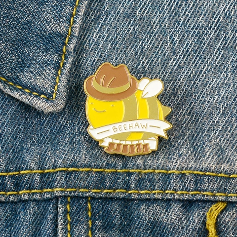 Simpatica Spilla in Smalto Ape Cowboy Con Cappello e Stivali Beehaw Distintivo in Lega per Vestiti Zaino Gioielli Decorativi Regalo