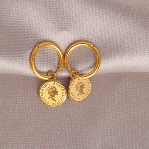 Orecchini A Cerchio Vintage Con Pendente Moneta Regina Elisabetta II Dorati Acciaio Inossidabile Da Donna