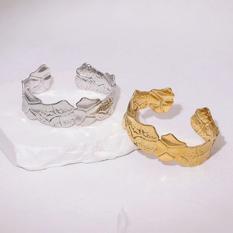 Bracciale Rigido Aperto Largo Acciaio Inossidabile Texture Organica Venatura Foglia Martellata Geometrica Goffrata Minimalista Donna