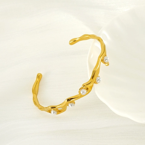 Wavy Armreif Edelstahl 18K Vergoldet Mit Weißen Künstliche Perlen Unregelmäßig Offene Manschette Eleganter Schmuck Für Frauen