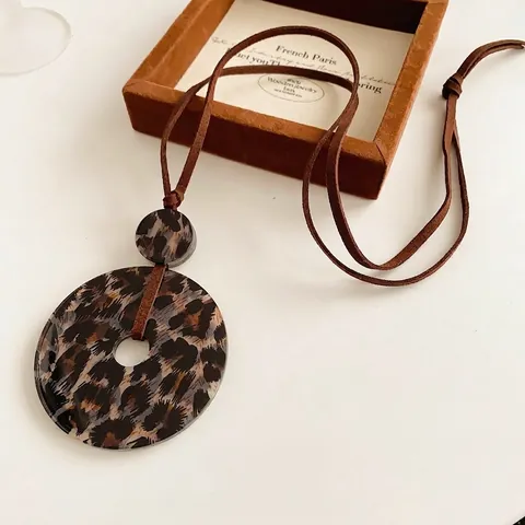 Leopard-Print Rundem Anhänger Lange Halskette Acryl Geschichtete Kreisförmige Wildlederband Pullover Kette Vintage Mode Frauen