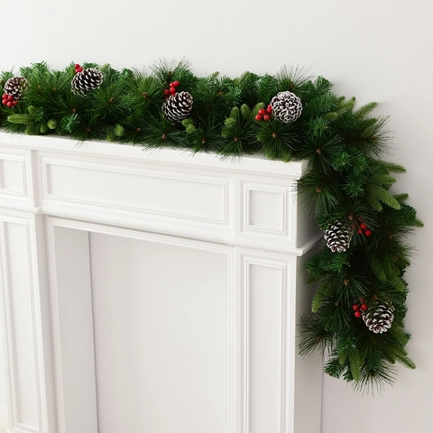 Künstliche Weihnachts-Kiefernnadelgirlande Mit Schneebestäubten Zapfen Und Roten Beeren Für Feiertagsdekoration