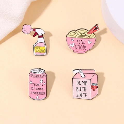 Rosa Emaille Brosche Set Cartoon Nudelschüssel Saftbox Sprayflasche Legierung Reversnadel Für Rucksack Kleidung Damen Herren