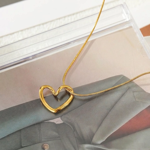 Collar Con Colgante De Corazón Hueco Minimalista De Acero De Titanio Chapado En Oro De 18K Cadena De Serpiente Joyería Para Mujer