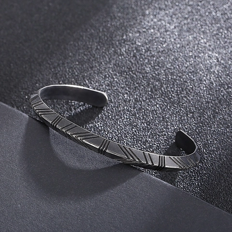 Men Open Cuff Bangle Bracelet Stainless Steel Textured Geometric Arrow Pattern Retro Minimalist Style Jewelry