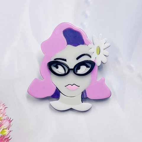 Retro Pop Mädchen Brosche Acryl Cartoon Porträt Anstecknadel Mit Katzenaugen Brille Und Weißem Gänseblümchen