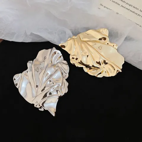 Unregelmäßige Faltige Blatt Brosche Anstecknadel Poliertes Eisenmetall Elegante Mode Bekleidungszubehör Für Damen