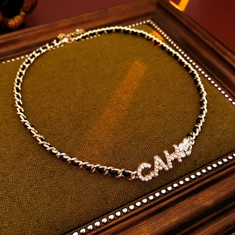 Collar Colgante Letra Flor De Camelia Vintage Aleación Chapada Oro Cadena Tejida Cuero Negro Diamante Perla Artificial Mujeres