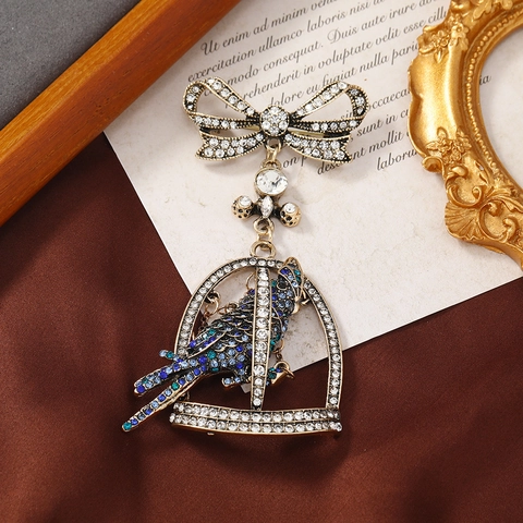 Broche Vintage en Alliage Perroquet Cage à Oiseaux en Strass pour Femmes Nœud Papillon Ajouré Oiseau Animal Épinglette Bijoux Or Antique