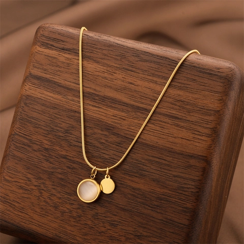 Elegante Collana in Acciaio al Titanio Oro Con Ciondolo Opale Artificiale Tondo Catena a Serpente per Clavicola Donna Gioielli