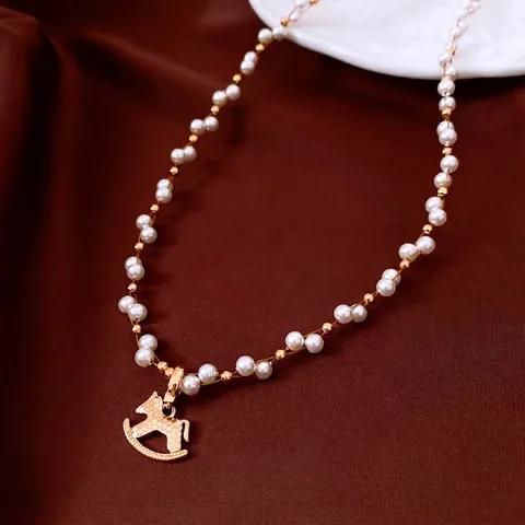 Collana Con Ciondolo Cavallo A Dondolo Perla Artificial Sintetica E Rame Placcato Oro Accessori Moda Eleganti Vintage Da Donna