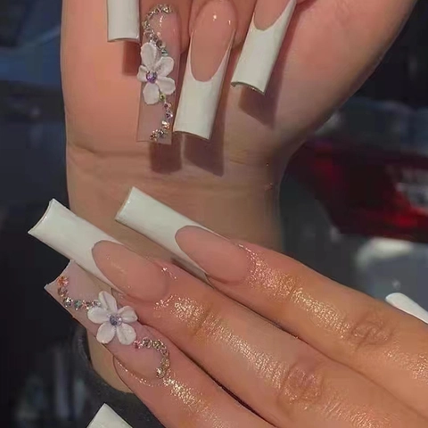 Unghie Finte Lunghe Coffin French Tip Bianca Base Nude Fiore 3D Strass Eleganti Unghie Artificiali Per Donne