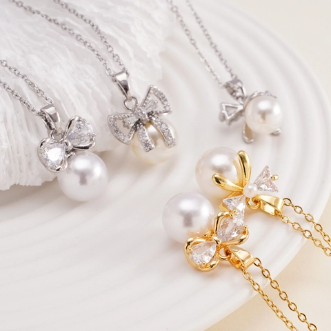 Elegante Collana con Ciondolo a Fiocco in Rame e Perla Artificiale con Strass Lucidi Girocollo di Moda Catena Regolabile Gioielli Donna