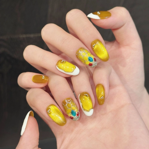 Gold Cat Eye Press On Nails Luxury Rhinestone Hand Painted Short Oval Fake Nails For Women Manicure