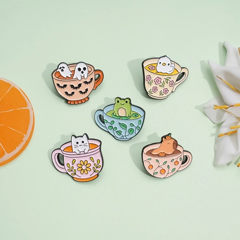 Spilla in Smalto Cartoon Tazzina da Tè Animale Capibara Rana Gatto Fantasma Pulcino Spilla in Lega Laccata Distintivo per Vestiti Decorazione Halloween Regalo