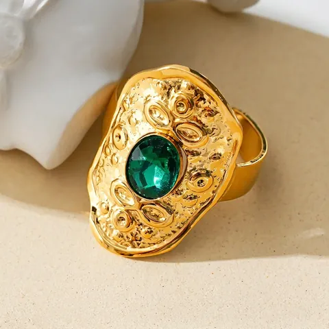 Vintage Stainless Steel Hammered Oval Ring For Women Bohemian Gold Plated Rhinestone Inlaid Large Face Finger Ring Fashion Jewelry
