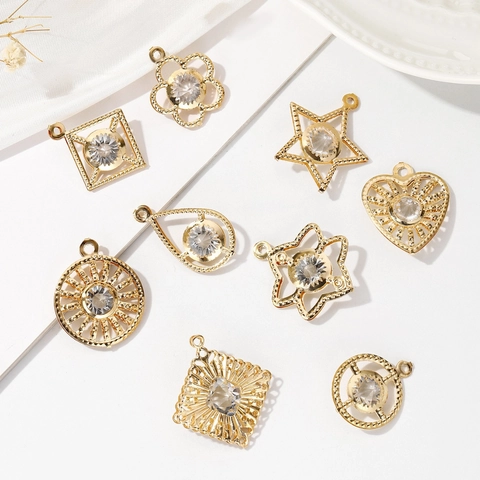 Dijes Geométricos De Aleación Chapados En Oro De Lujo Con Zircón Transparente Colgantes Brillantes En Forma De Corazón Estrella Redonda Flor Para Hacer Joyas DIY Accesorio Elegante